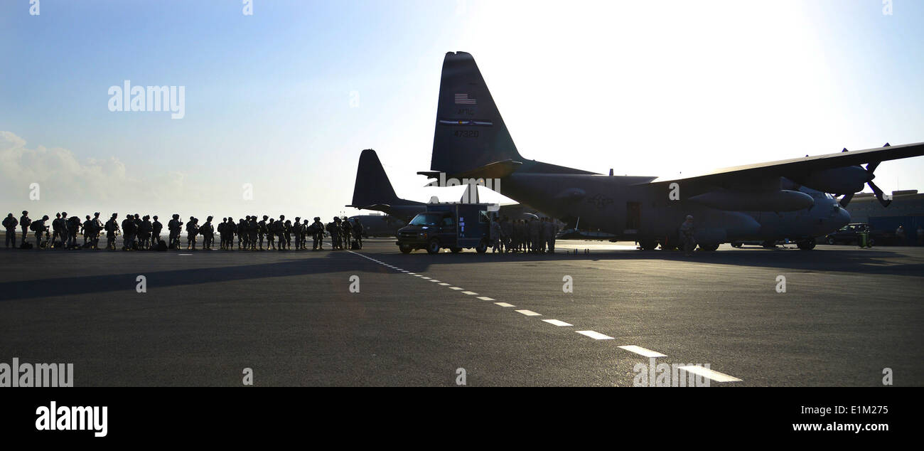 U.S. Soldiers assigned to the East Africa Response Force (EARF), a Djibouti-based joint team, prepare to board an Air Force C-1 Stock Photo