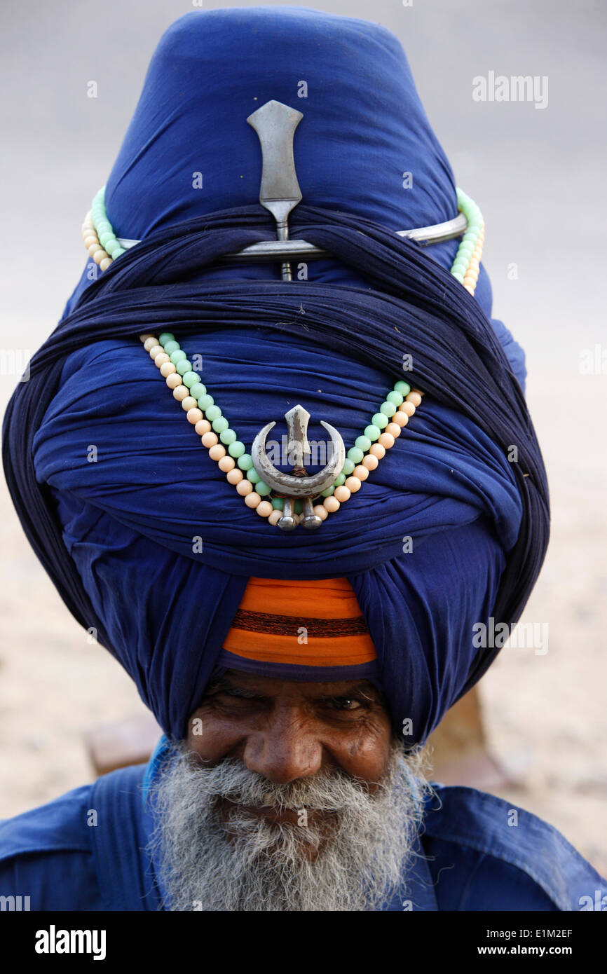 Sikh soldier in Bangla Sahib Gurdwara, New Delhi Stock Photo