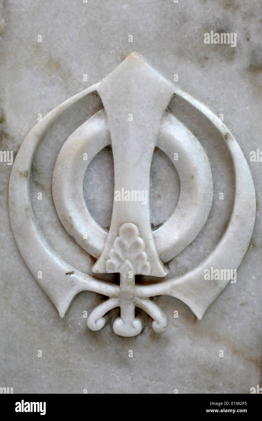 Gurdwara Sisganj, Old Delhi The Khanda (Punjabi:     , kha   ) is one of most important symbols of Sikhism. Stock Photo