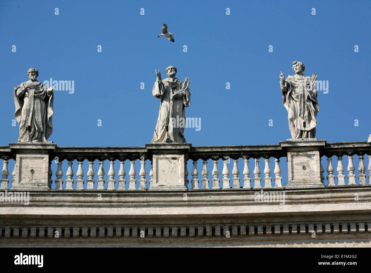 Statues outside St Peter's basilica Stock Photo Alamy