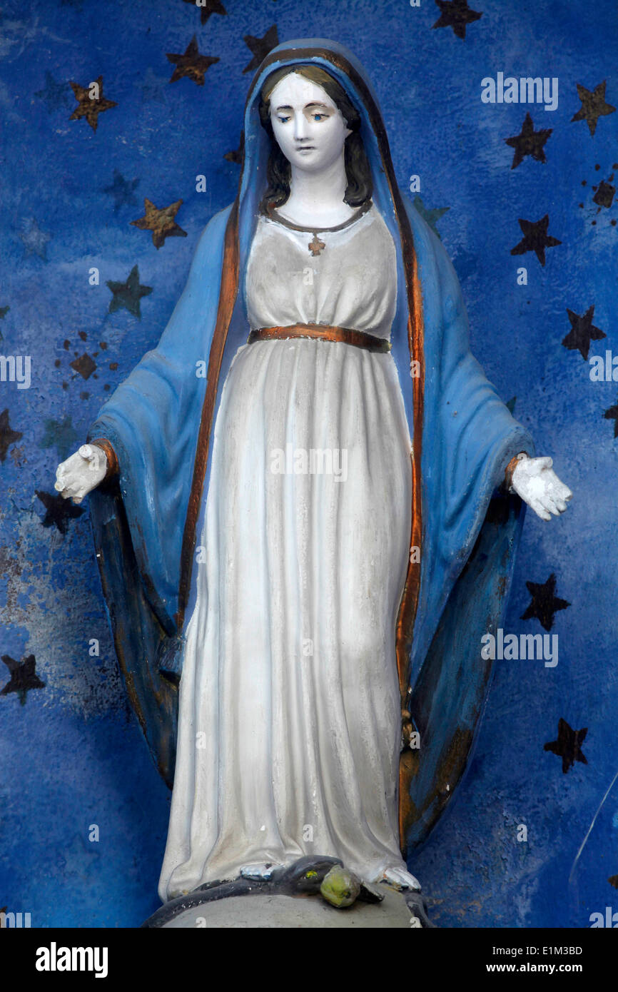 Statue of mary hi-res stock photography and images - Alamy