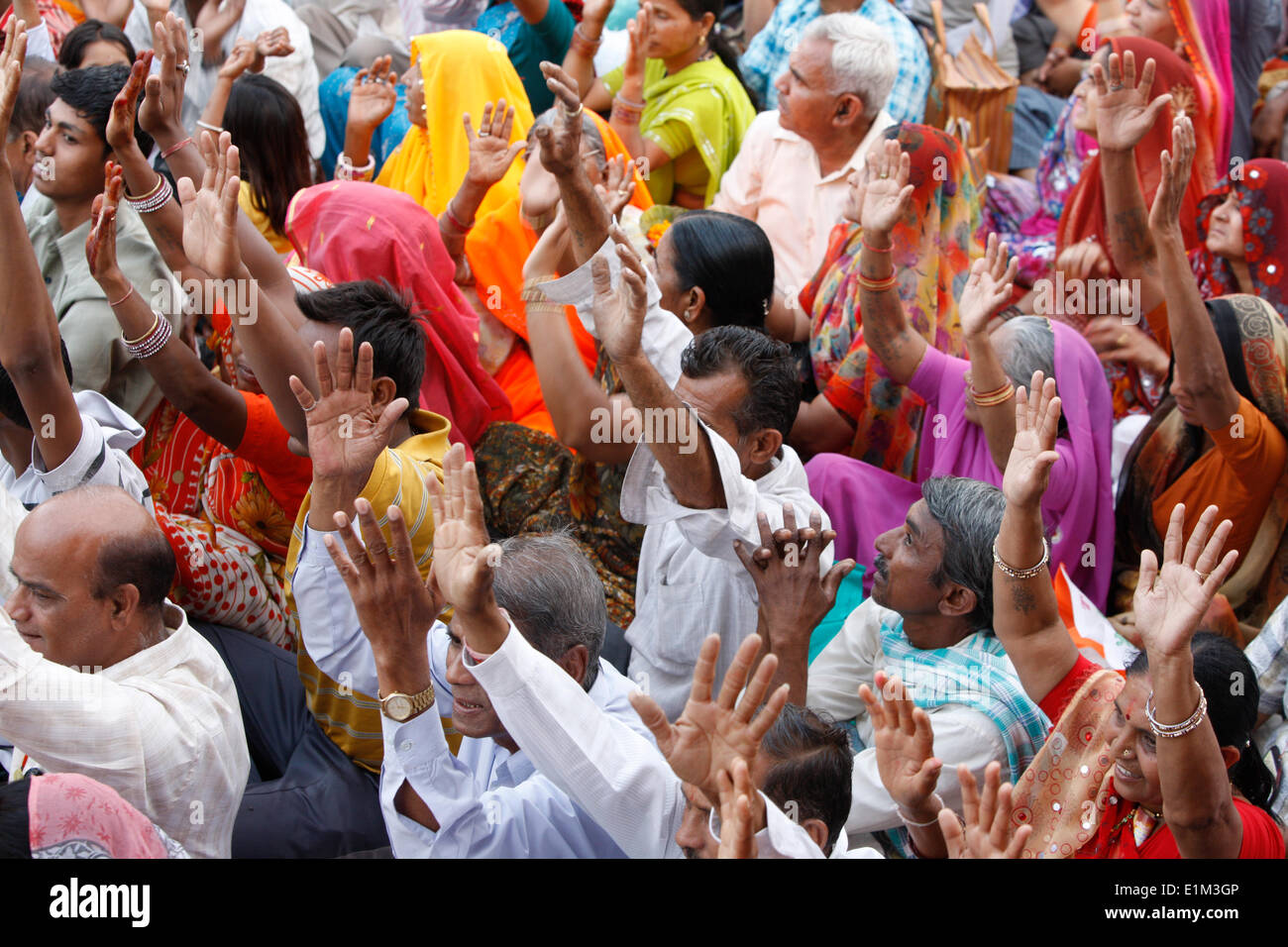 Crowd waiting for the aarthy ceremony on Har-ki-Pauri ghat in Haridwar Stock Photo