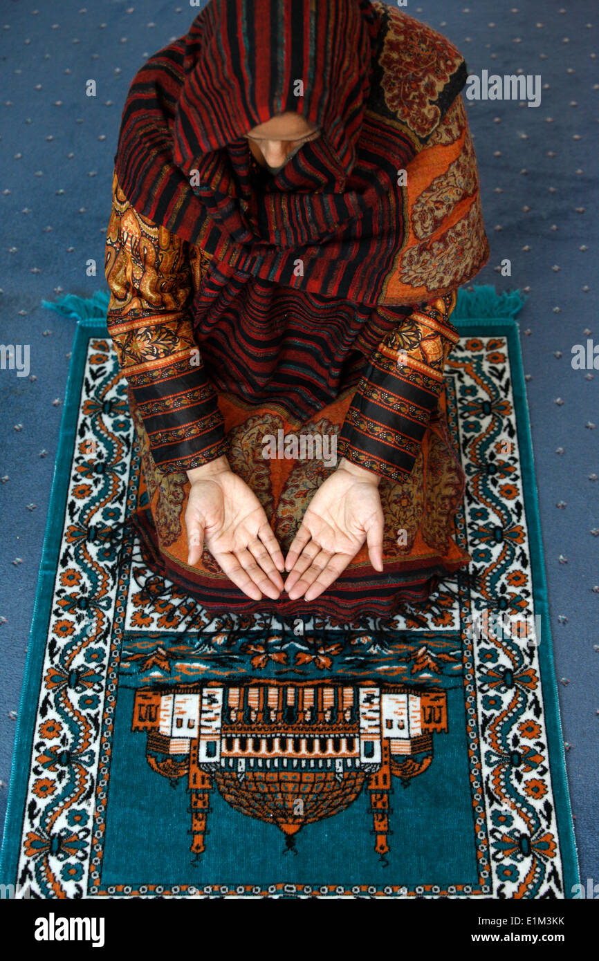 Woman viel muslim hi-res stock photography and images - Alamy