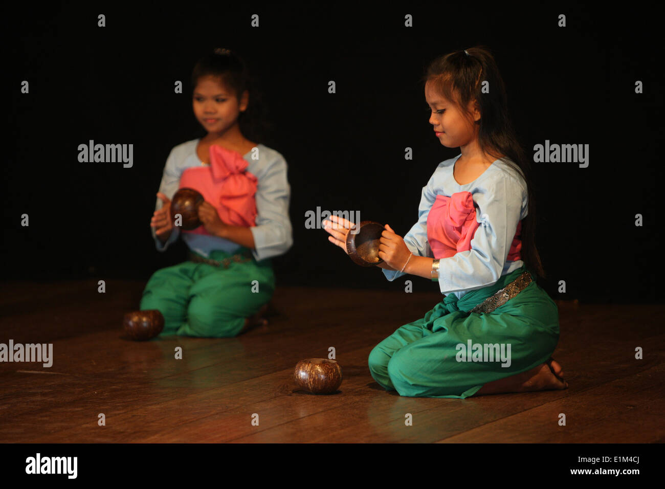 Young Dancers Performing Traditional Khmer Dance Stock Photo Alamy