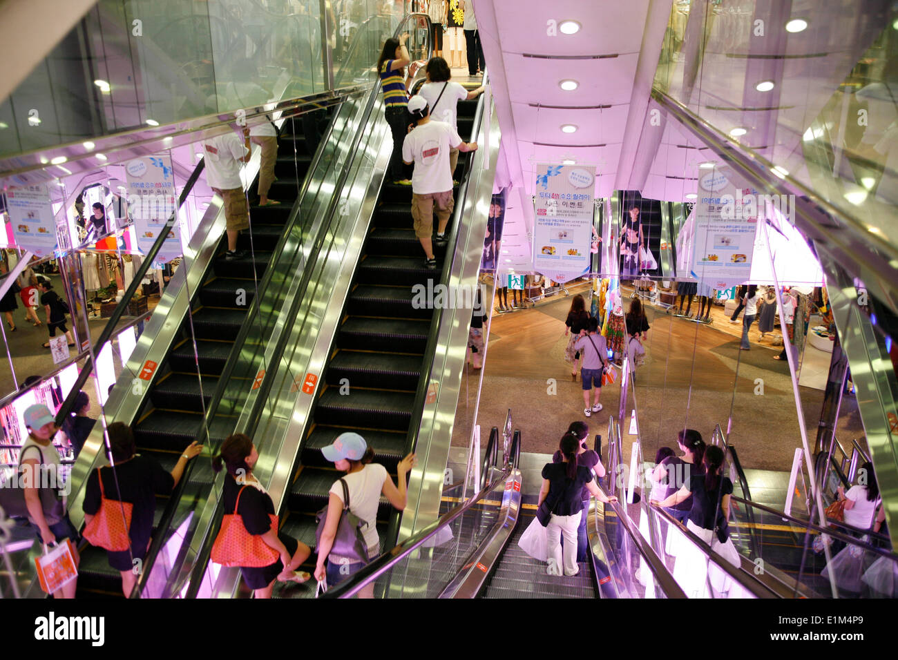 Shopping center or mall hi-res stock photography and images - Alamy