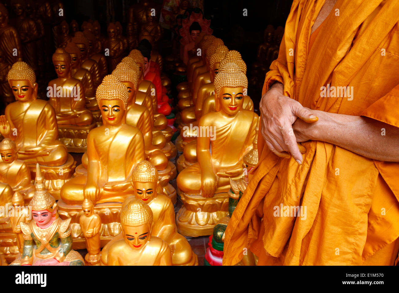 Buddhist monk visiting a Buddha statue shop Stock Photo Alamy