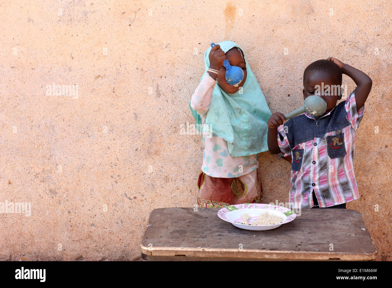 Poor african family hi-res stock photography and images - Alamy