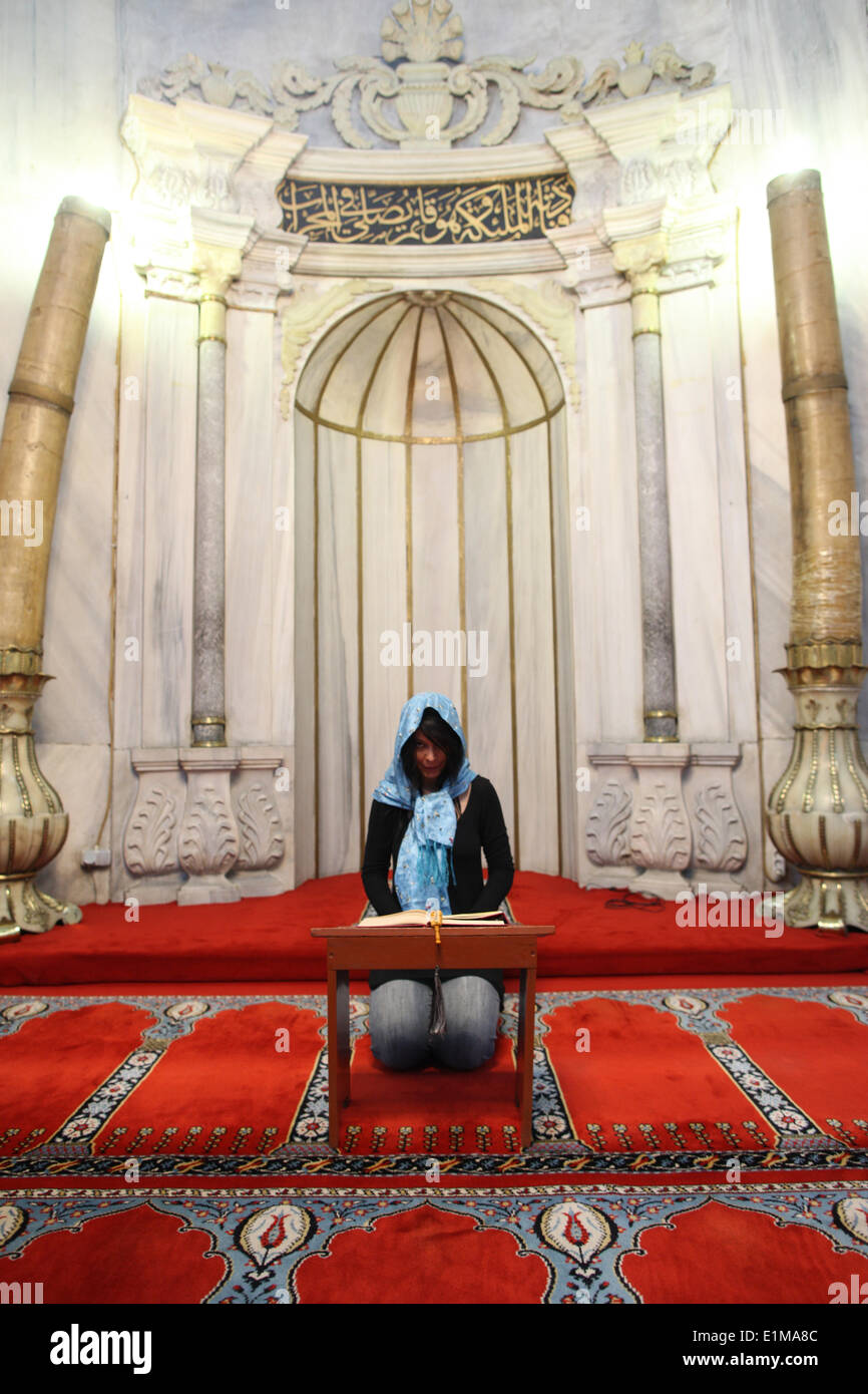 Woman viel muslim hi-res stock photography and images - Alamy