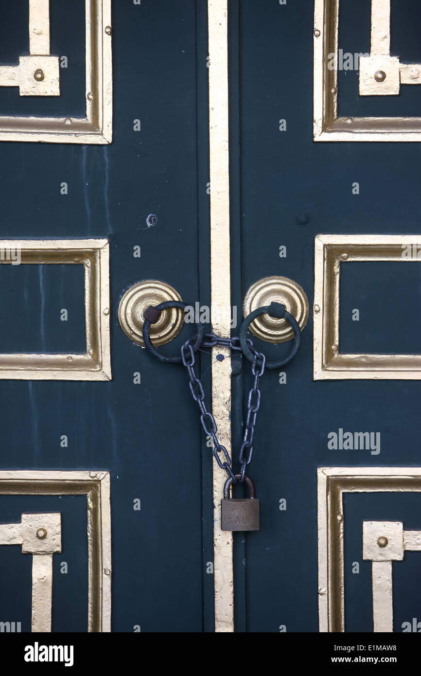 Locked house hi-res stock photography and images - Alamy