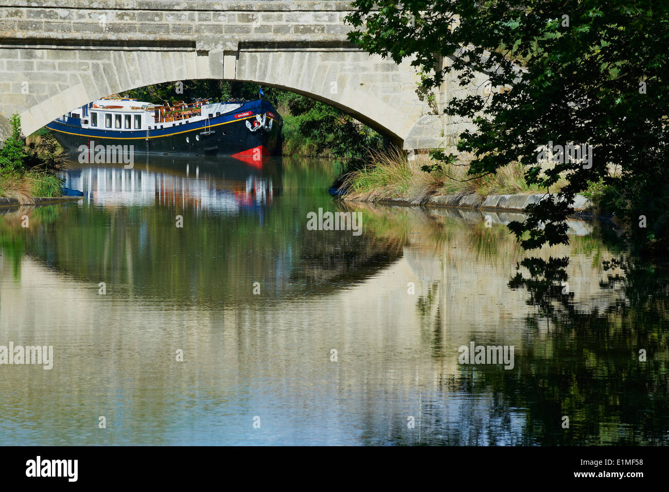 France, Languedoc-Roussillon, Aude (11), navigation on the Canal du Midi Stock Photo