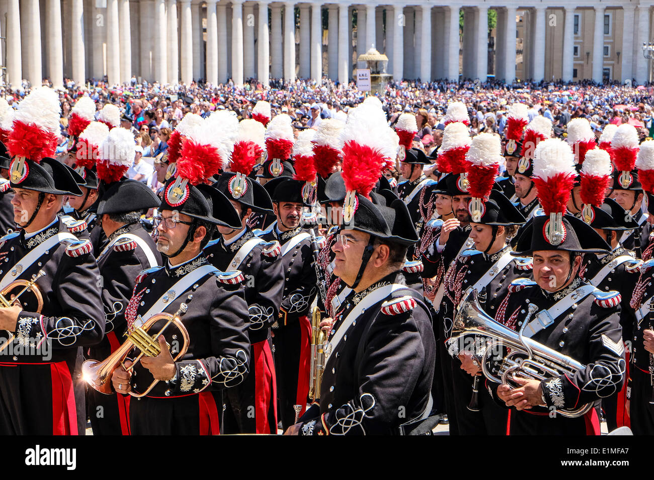 St. Peter's Square, Vatican City. 6th June, 2014. Pope Francis meet the Carabinieri for the 200 years from their foundation - St Peter square, Vatican, 6 June 2014 Credit:  Realy Easy Star/Alamy Live News Stock Photo