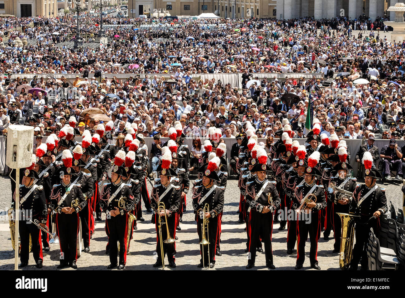 St. Peter's Square, Vatican City. 6th June, 2014. Pope Francis meet the Carabinieri for the 200 years from their foundation - St Peter square, Vatican, 6 June 2014 Credit:  Realy Easy Star/Alamy Live News Stock Photo