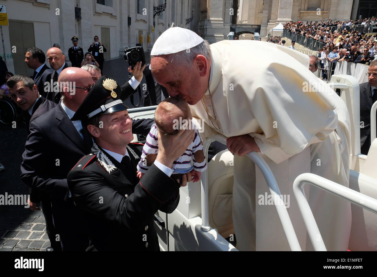 St. Peter's Square, Vatican City. 6th June, 2014. Pope Francis meet the Carabinieri for the 200 years from their foundation - St Peter square, Vatican, 6 June 2014 Credit:  Realy Easy Star/Alamy Live News Stock Photo