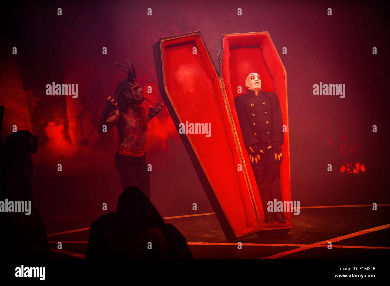 Immagine del gotico donna vampiro con gli occhi chiusi con il sangue alla  bocca su sfondo sfocato Foto stock - Alamy