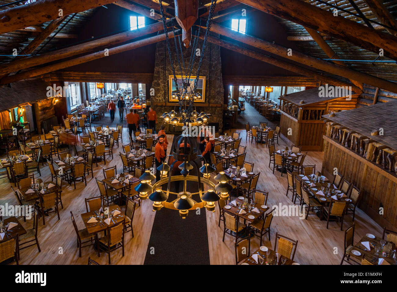 https://c8.alamy.com/comp/E1MXFH/the-dinning-room-of-the-historical-old-faithful-inn-yellowstone-national-E1MXFH.jpg