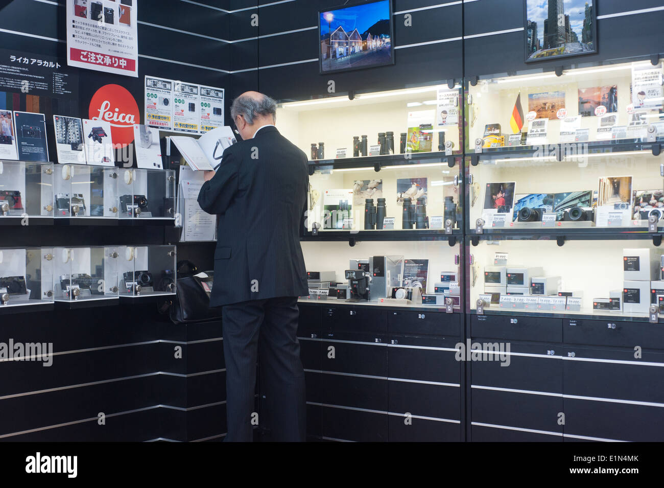 Tokyo Japan 2014 - Man looking at windows display in Leica store Stock Photo