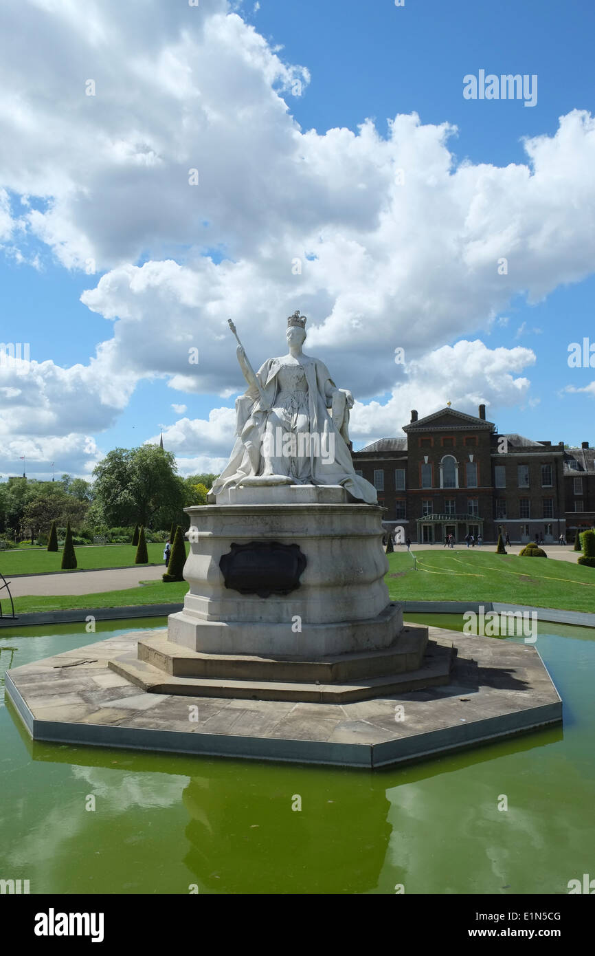 Queen Victoria Statue at Kensington Palace Stock Photo Alamy