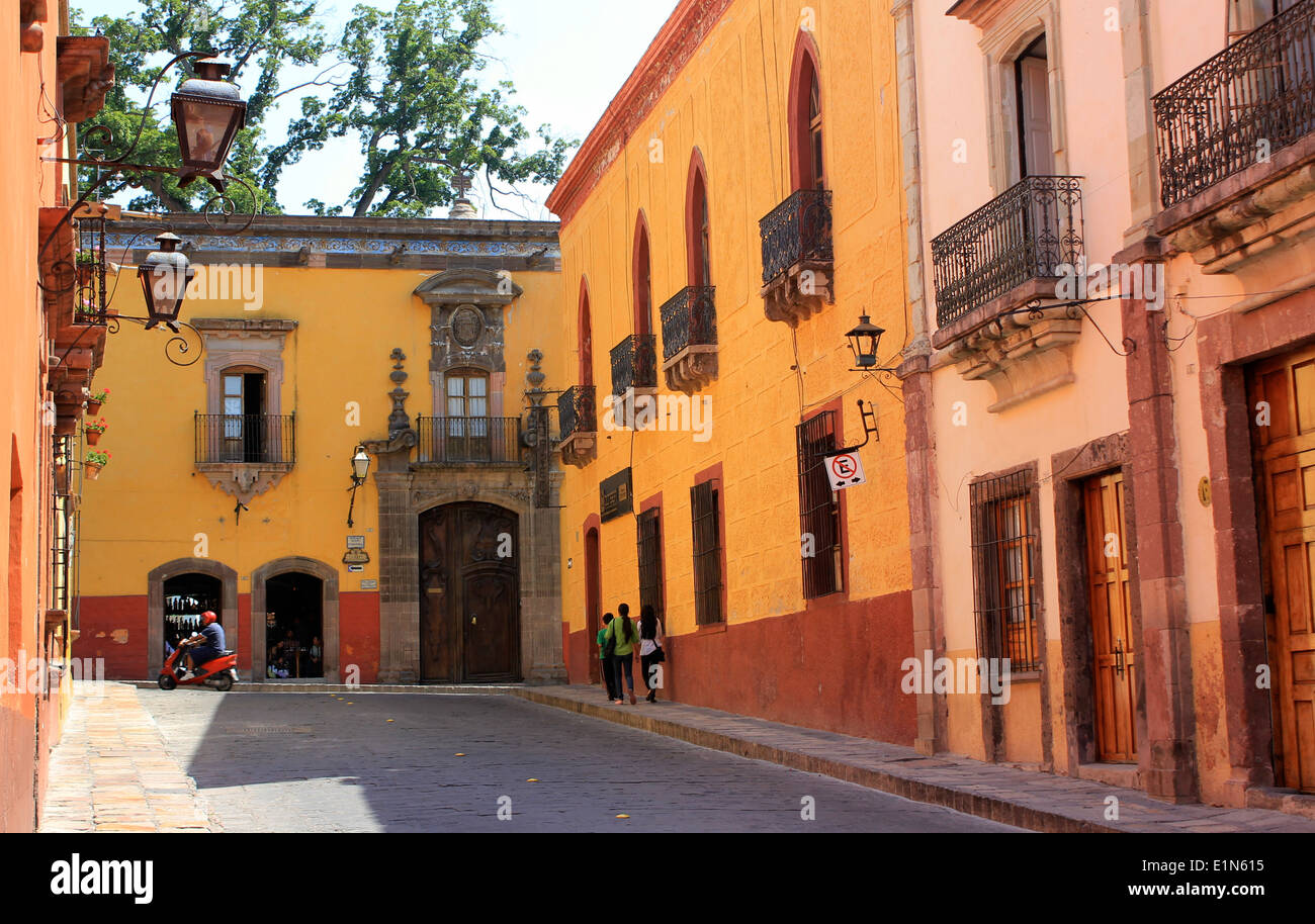 A street with typical Colonial buildings in San Miguel de Allende ...