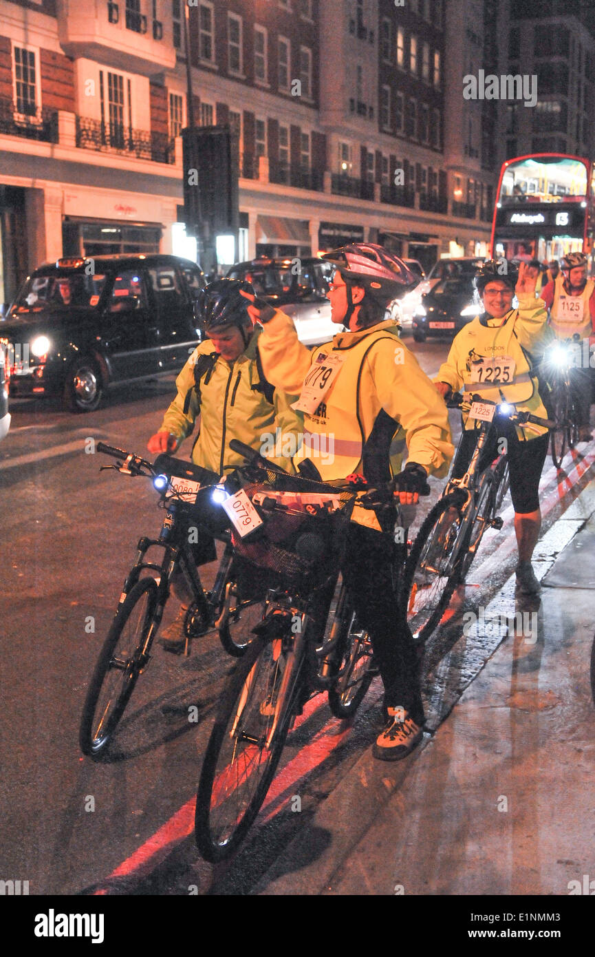 Baker Street, London, UK. 8th June 2014. Cyclists stop at the lights during the London Nightride. Credit:  Matthew Chattle/Alamy Live News Stock Photo