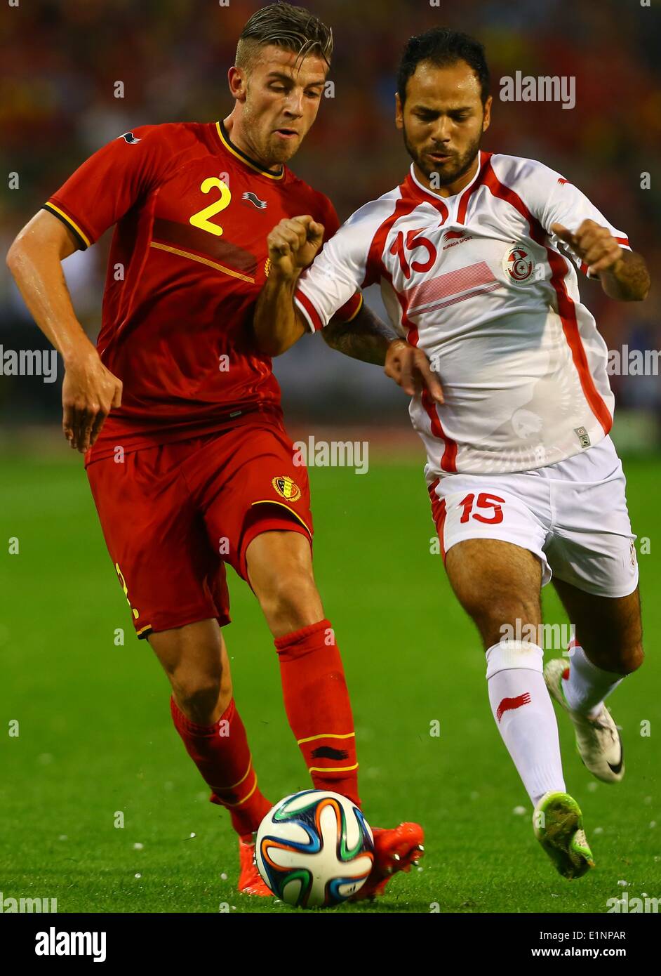 Brussels, Belgium. 7th June, 2014. Belgium's Toby Alderweireld (L) vies with Tunisia's Zouhaier Dhaouadi during a friendly soccer match in Brussels, on June 7, 2014. Belgium won 1-0. Credit:  Gong Bing/Xinhua/Alamy Live News Stock Photo