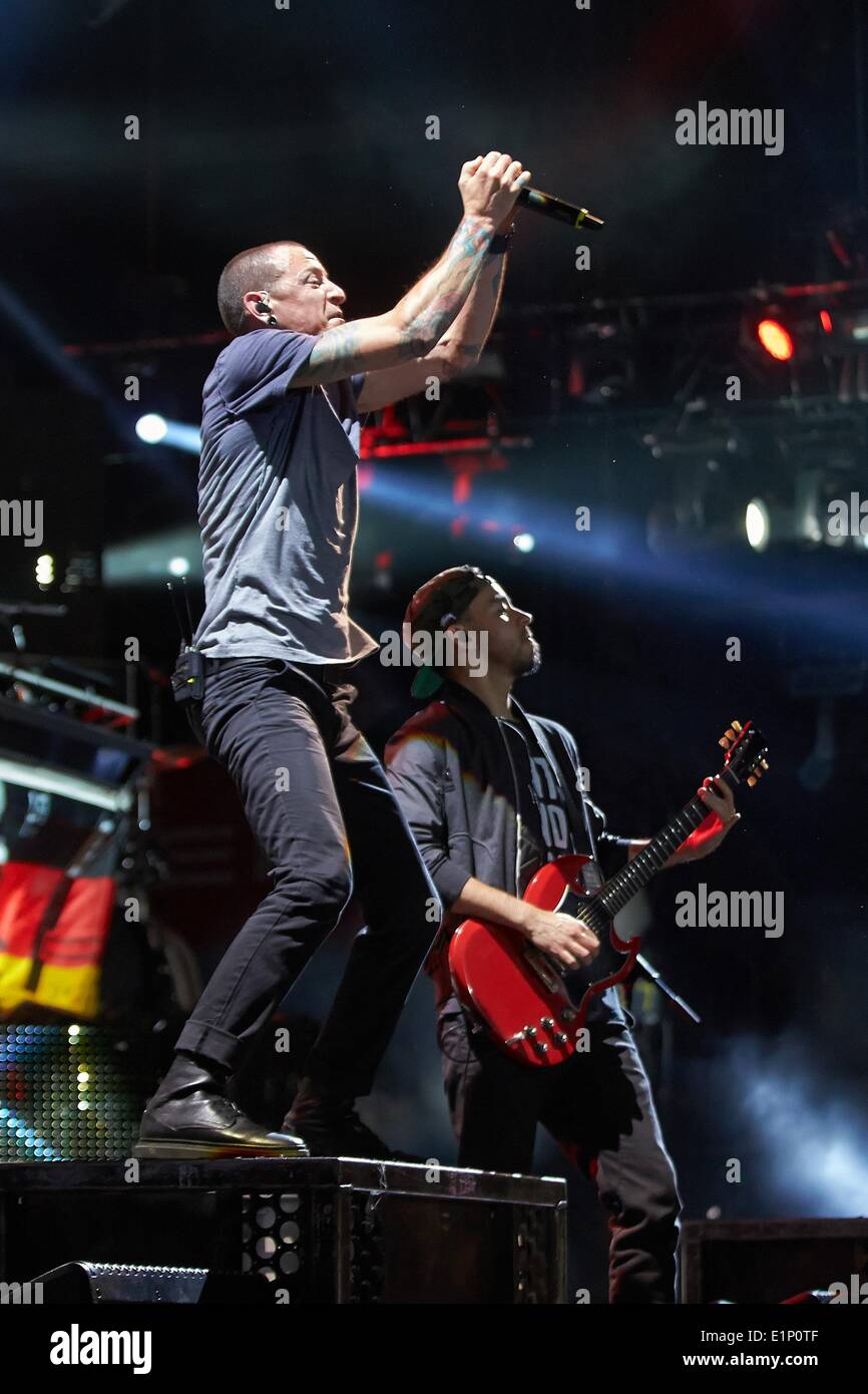 Nuerburg, Germany. 07th June, 2014. Frontman of the US american crossover band Linkin Park Chester Bennington (L) and guitarist Brad Delson perform at the rock music festival 'Rock am Ring' at Nuerburgring motorsports complex in Nuerburg, Germany, 07 June 2014. 'Rock am Ring' takes place for 29th and last time. Photo: Thomas Frey/dpa/Alamy Live News Stock Photo