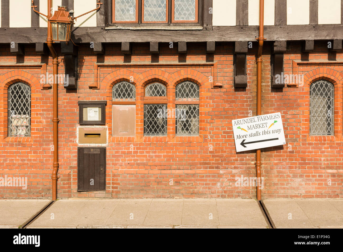 Lamp post outside brick wall hires stock photography and images Alamy
