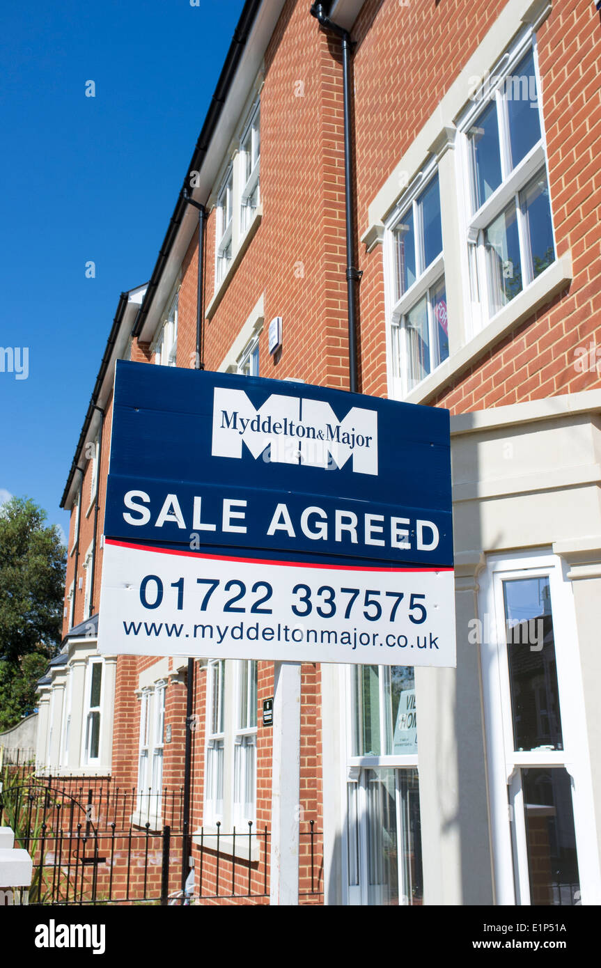 UK estate agents sale agreed sign Stock Photo Alamy