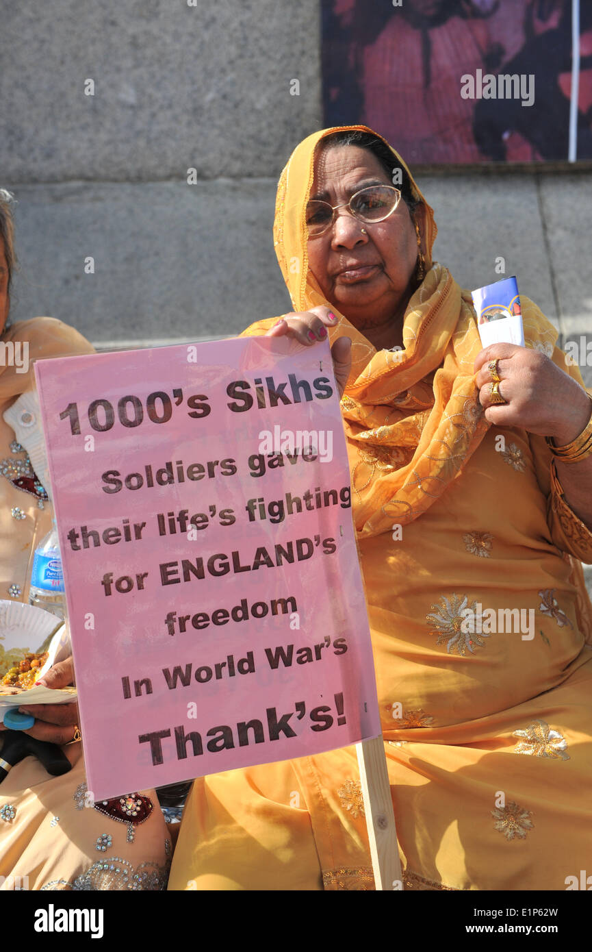 Trafalgar Square, London, UK. 8th June 2014. Sikhs march through London to commemorate the massacre at the Golden Temple of Amritsar in 1984.  Pictured: Sikhs fill Trafalgar Square at the end of their march. Credit:  Matthew Chattle/Alamy Live News Stock Photo