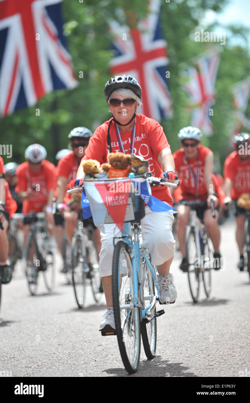 The Mall, London, UK. 8th June 2014. More than 2,000 riders make their ...