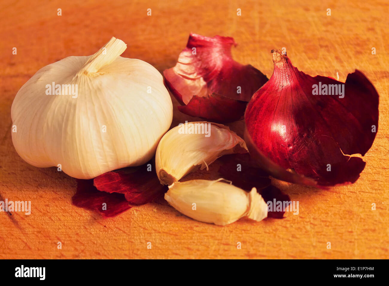 Garlic with few pieces around and onion peels Stock Photo Alamy