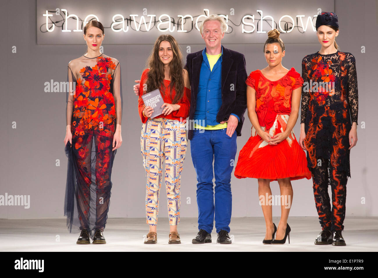 Grace Weller receives the Womenswear Award from Philip Treacy, with Zoe Hardman, Graduate Fashion Week 2014 Awards Show. Stock Photo