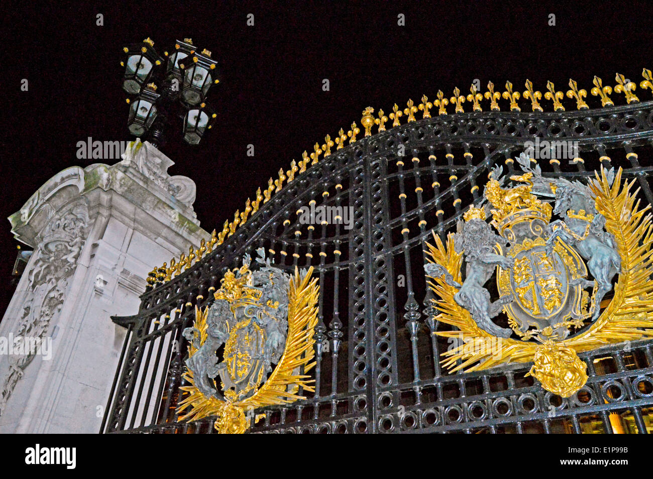 The Buckingham Palace gates at night, City of Westminster, London, England, United Kingdom Stock Photo
