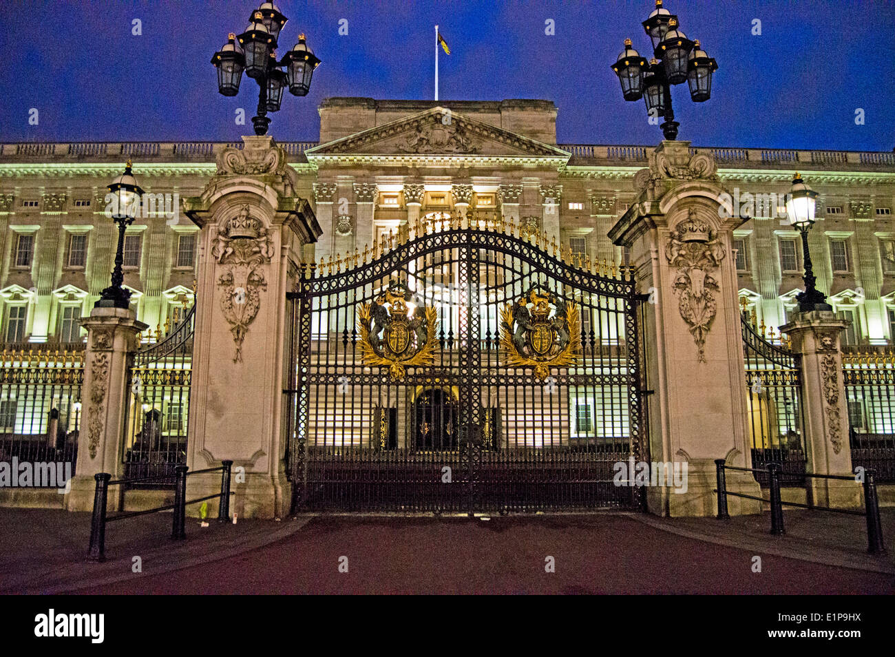 The Buckingham Palace gates at night, City of Westminster, London, England, United Kingdom Stock Photo