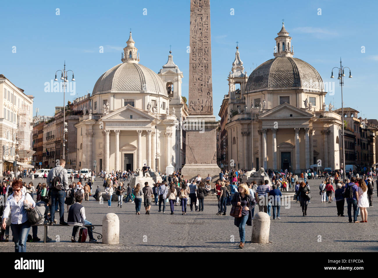 Crowds of people in the Piazza del Popolo ( Peoples square ), Rome city