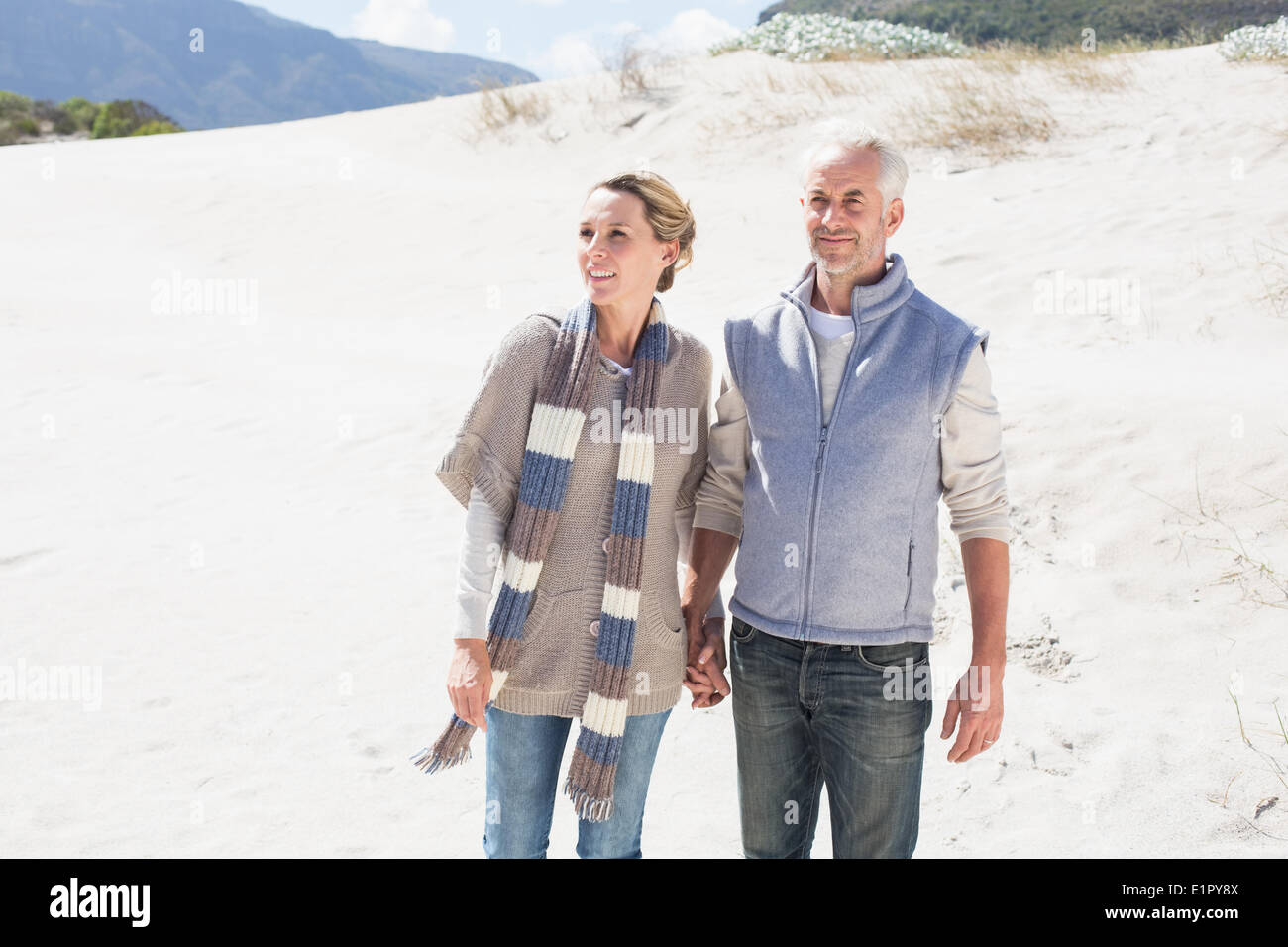 Couple on beach holding hands hi-res stock photography and images - Alamy