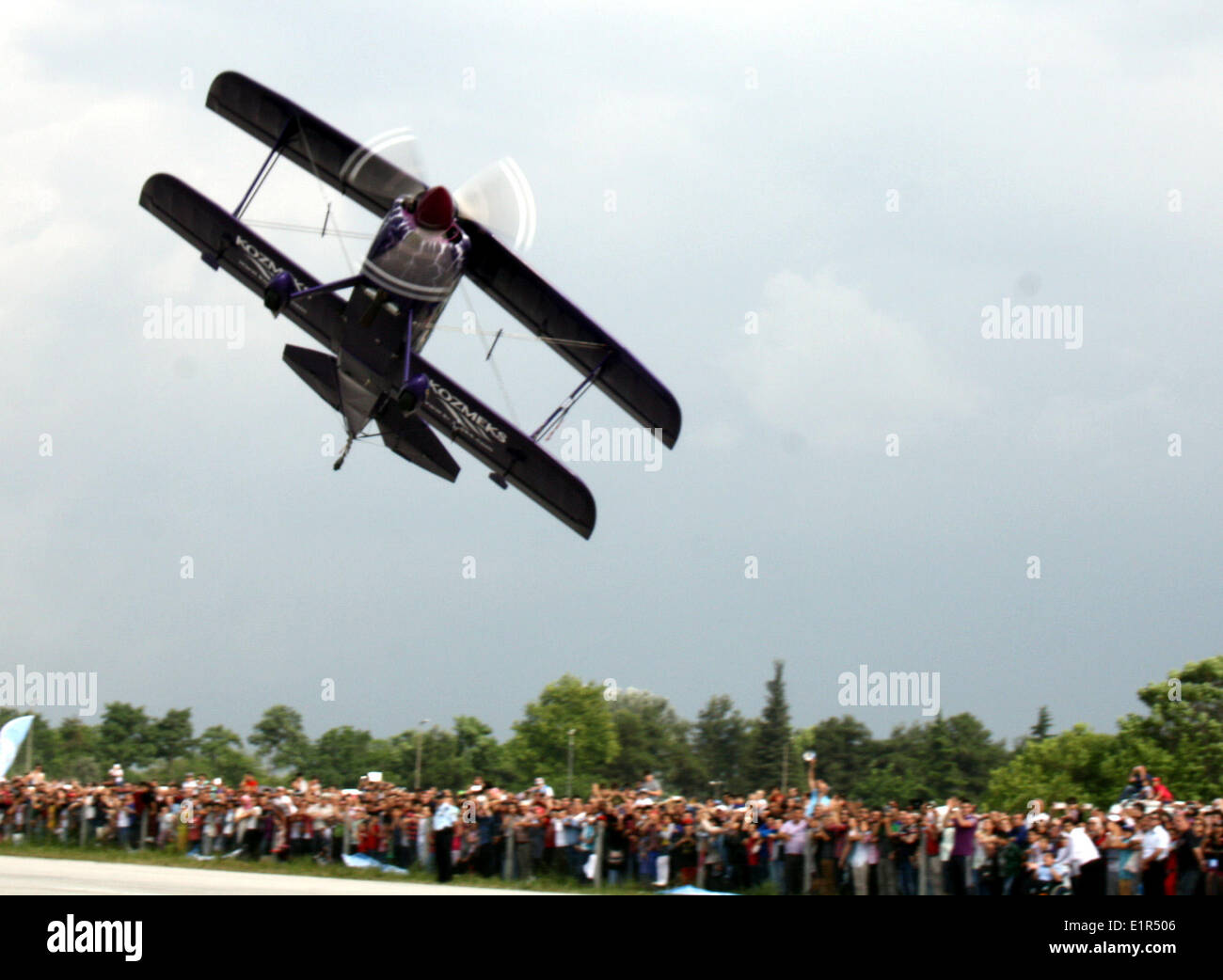 Istanbul, Turkey. 9th June, 2014. An aircraft is seen performing during an aerobatic flight show in Bursa, Turkey, on June 9, 2014. Credit:  Xinhua/Alamy Live News Stock Photo