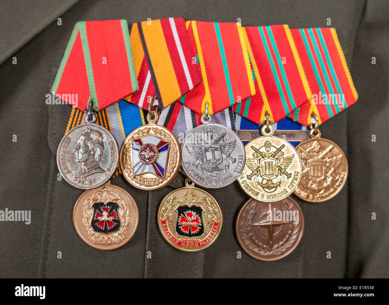 Медали нового образца. Медали в два ряда. Формы медалей. Ордена и медали на форме. Размещение орденов и медалей.