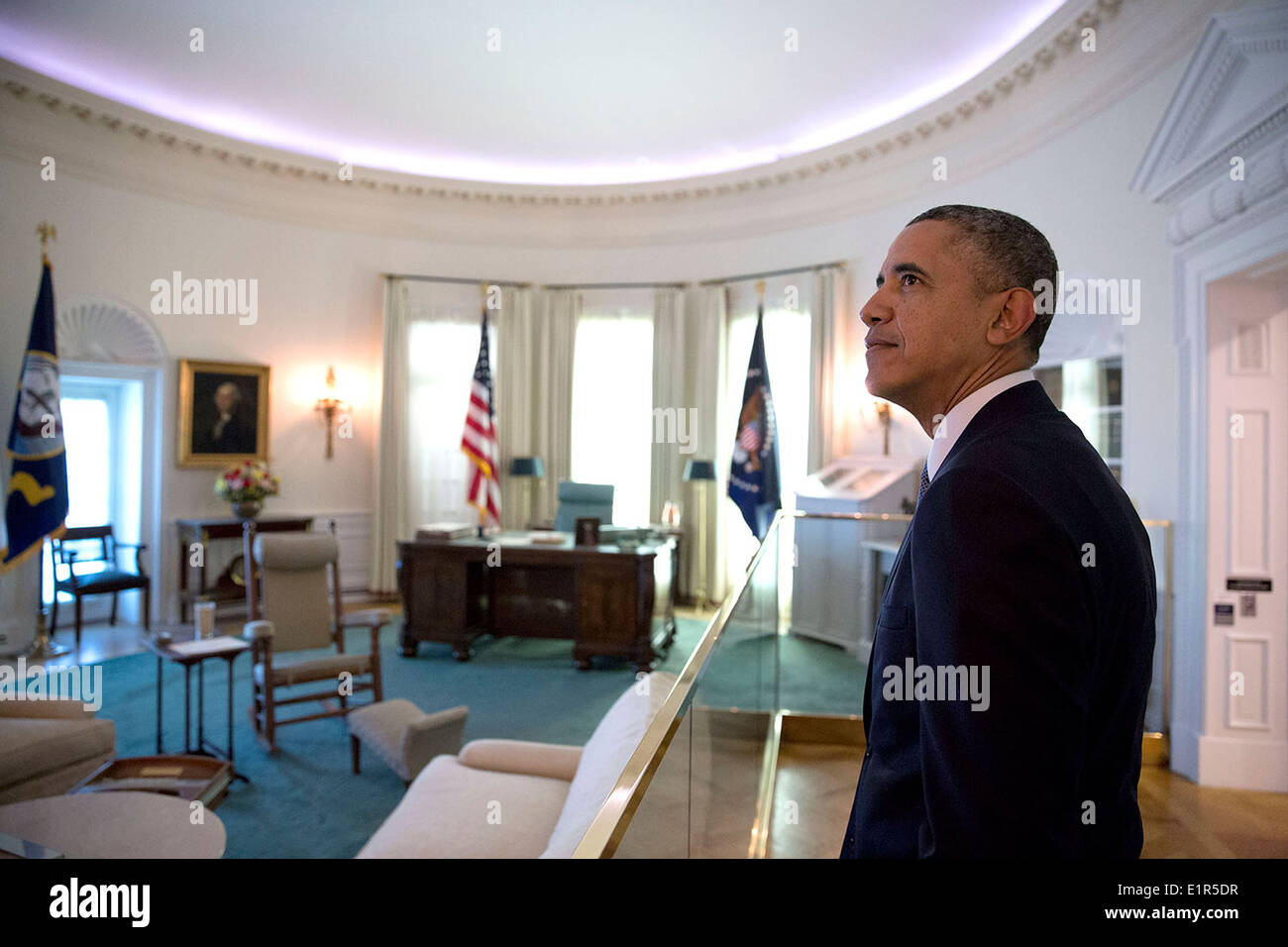 US President Barack Obama views a replica of the Oval Office during a tour of the Lyndon Baines Johnson Presidential Library April 10, 2014 in Austin, Texas. Stock Photo