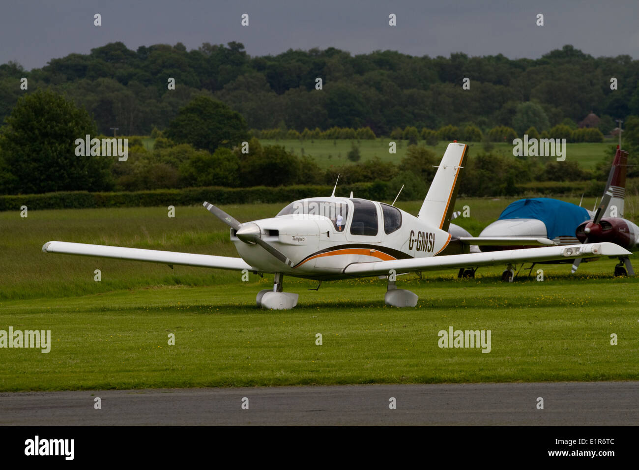 Aircraft parked hi-res stock photography and images - Alamy