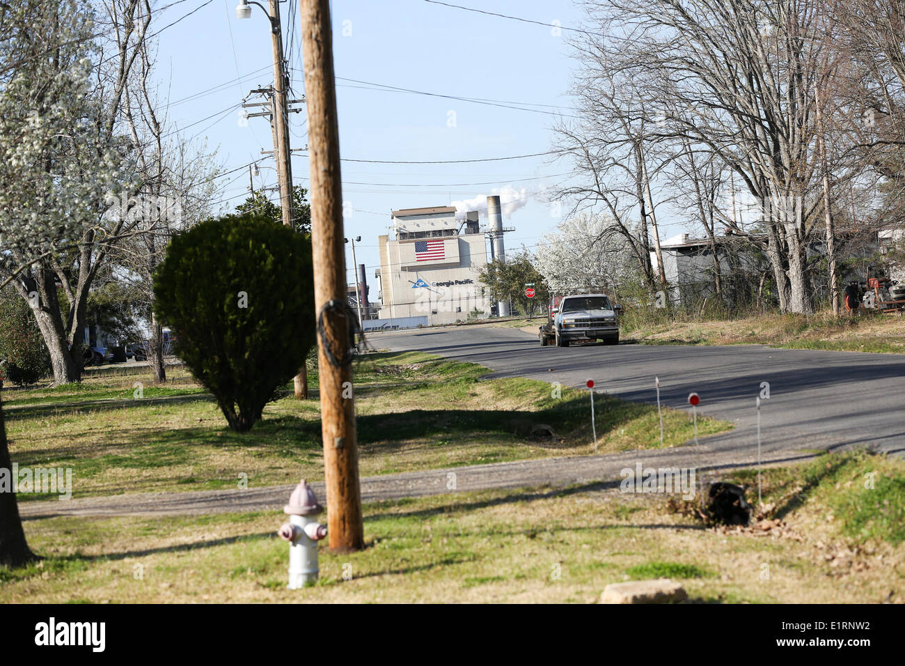 Paper facing surrounding hires stock photography and images Alamy