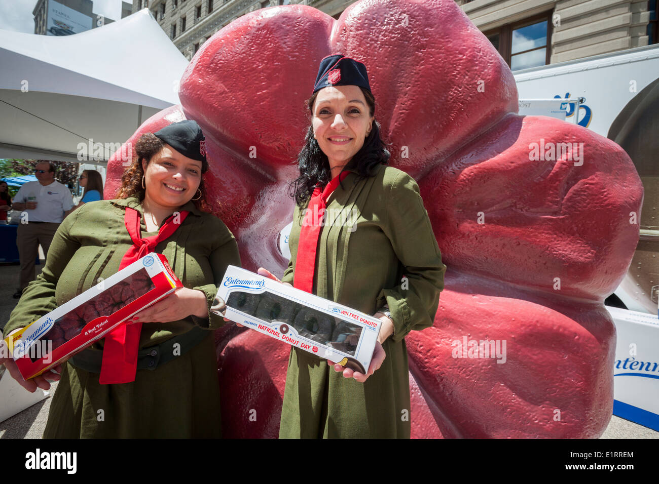 Models dressed as 'Donut Lassies' pose in front of a giant Entenmann's Red Velvet Donut replica Stock Photo