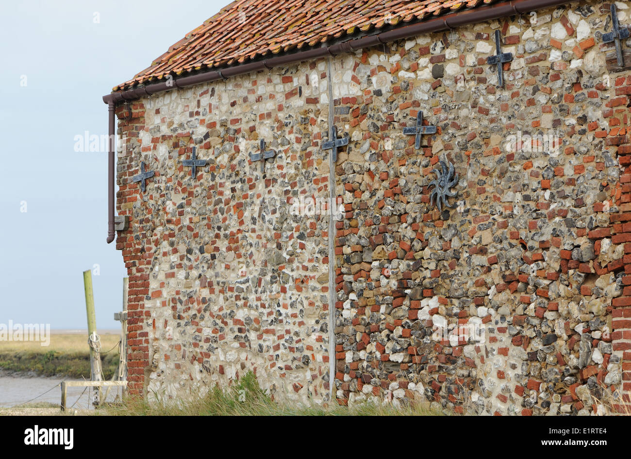 Anchor plates or wall washers connected to a tie rod or bolt supporting