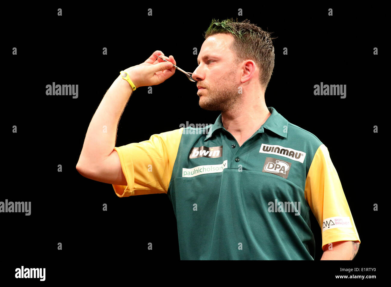 indstudering oxiderer Soar Paul Nicholson (Australien) at the World Cup of Darts 2014 in the Sport  Hall. Hamburg, 06.06.2014 Stock Photo - Alamy