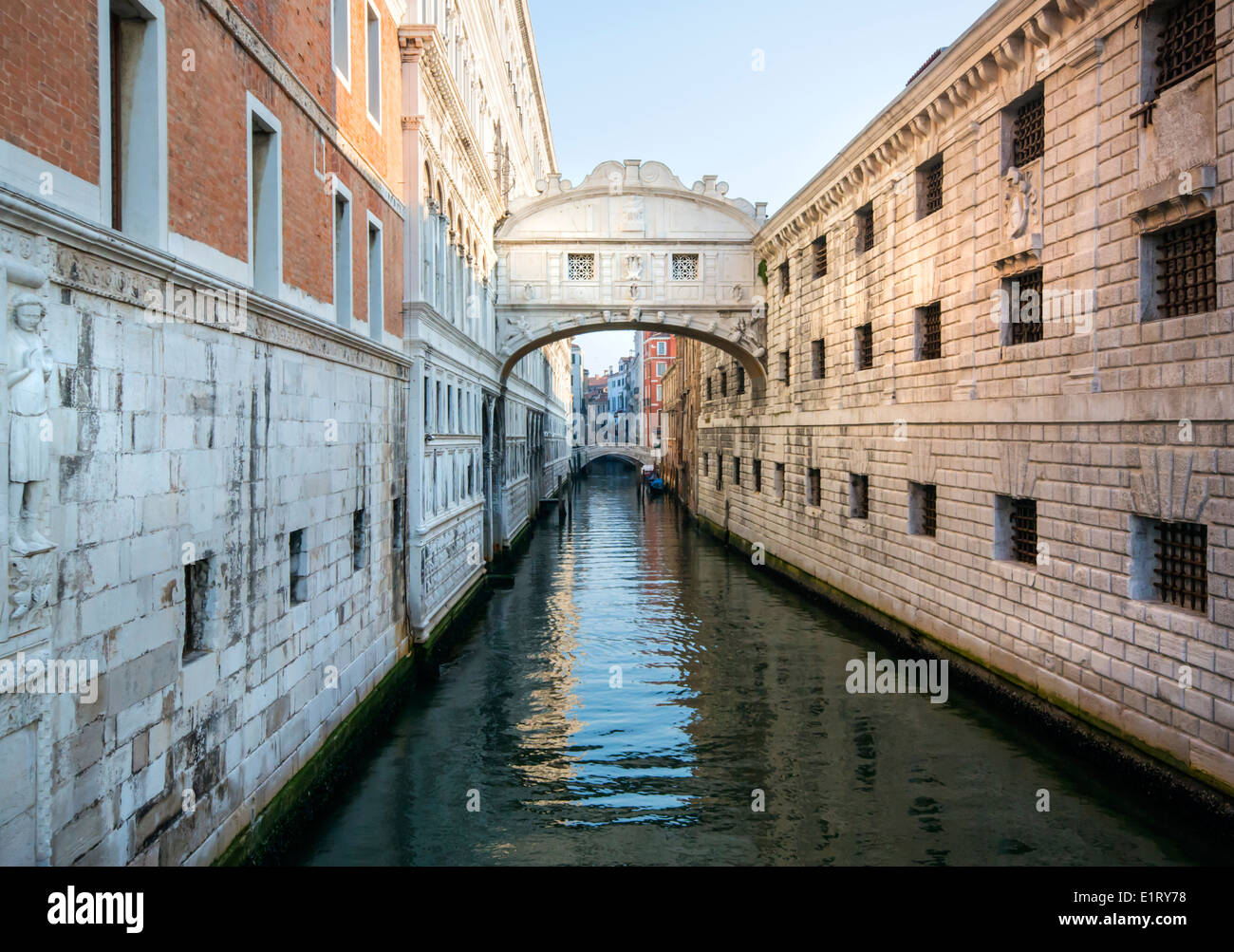 Canal bridge building venice hi-res stock photography and images - Alamy