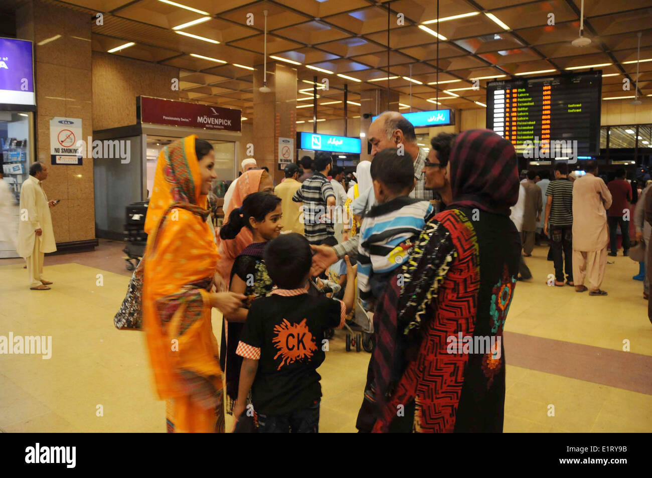 Karachi Pakistan 9th June 2014 Pakistani Passengers Arrive At Stock Photo Alamy