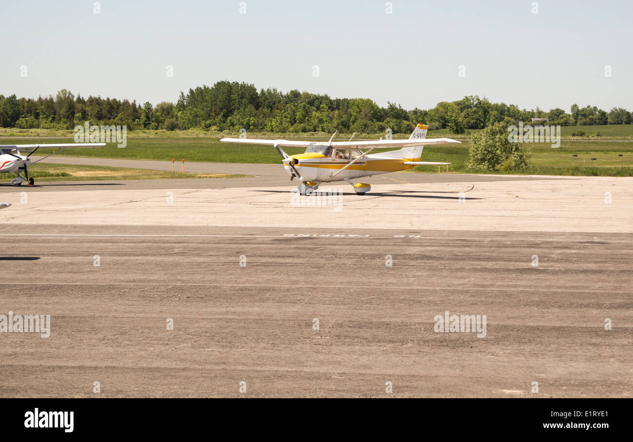 Skyhawk II small plane taxiing into local airport in Lindsay, Kawartha Lakes, Ontario Stock Photo