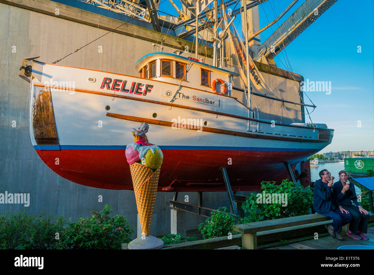 Cones couple licking ice cream hires stock photography and images Alamy