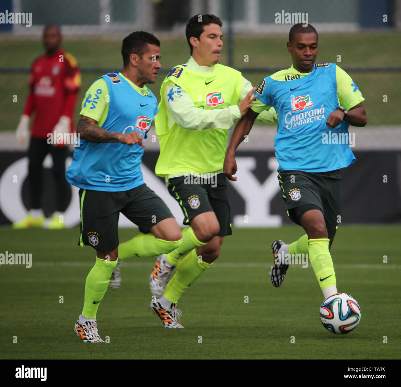 Teresopolis, Rio de Janeiro, Brazil. 9th June, 2014. Daniel Alves, Hernanes e Fernandinho during a training session of the Brazilian national football team at the Granja Comary training center in Teresopolis, Rio de Janeiro, Brazil, on June 9, 2014. Brazilian team prepares for the 2014 Fifa World Cup. Credit:  dpa picture alliance/Alamy Live News Stock Photo