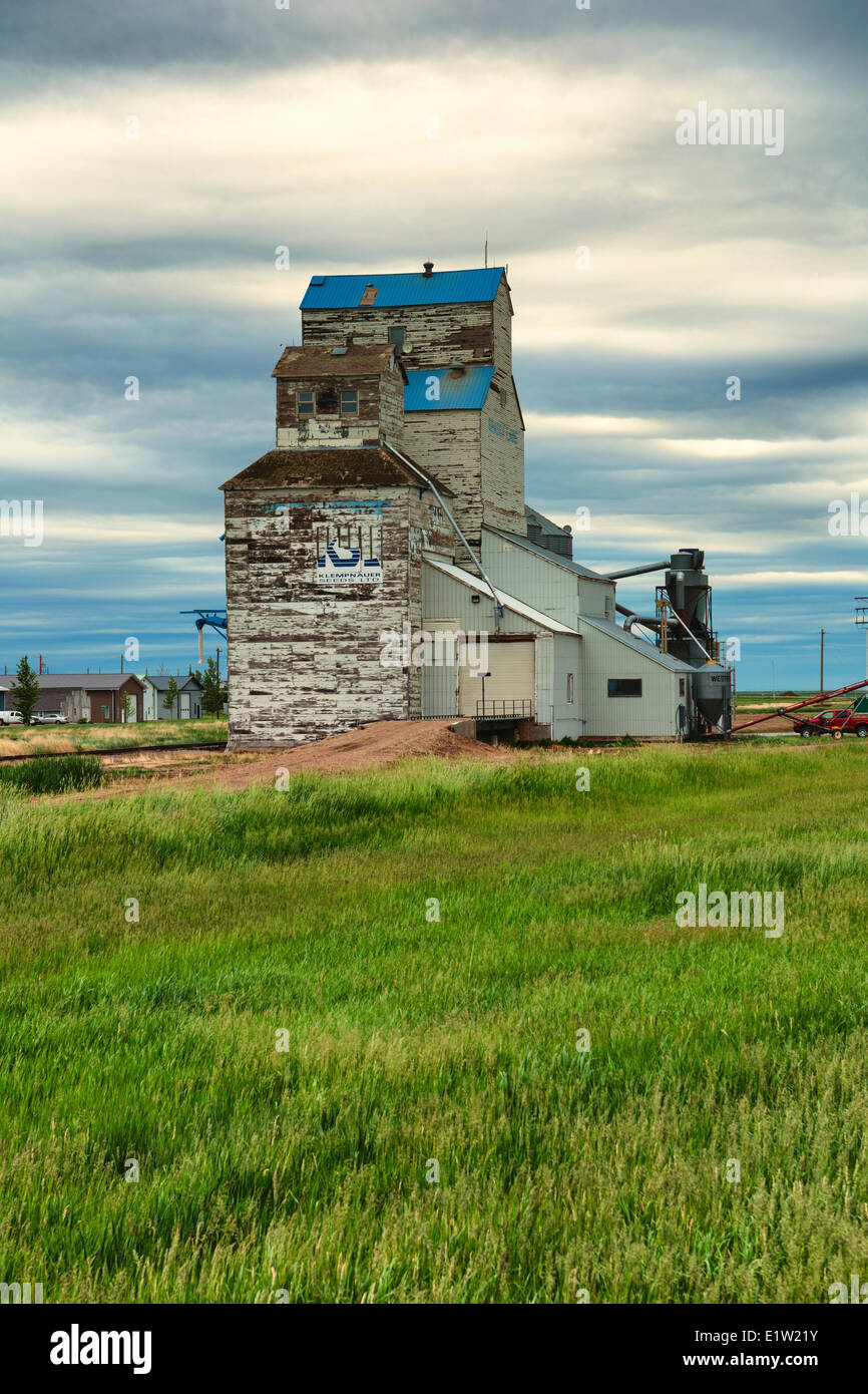 Grassy Lake grain elevator, Alberta, Canada Stock Photo Alamy
