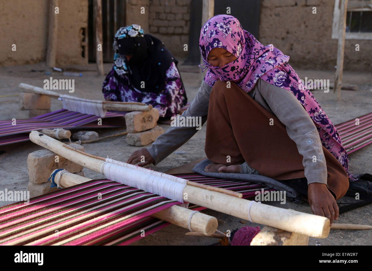 (140610) -- BAMYAN, June 10, 2014.(Xinhua) -- Afghan women make traditional handicrafts at a traditional dress-making factory in Bamyan province, Afghanistan, June 10, 2014. (Xinhua/Kamran) Stock Photo